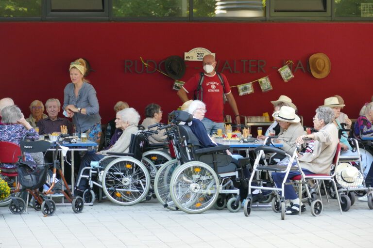 Bewohner*innen feiern Oldtimerfest im Rudolf-Walter-Haus