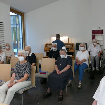 Diakonissen in der Kapelle beim Gottesdienst