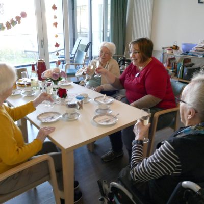 Bewohner:innen beim Geburtstagskaffee