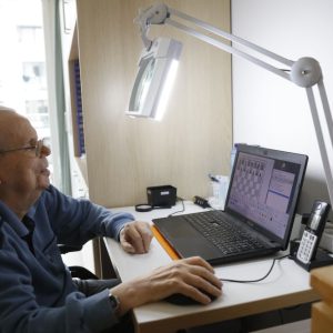 Bewohner spielt Schach an seinem Computer