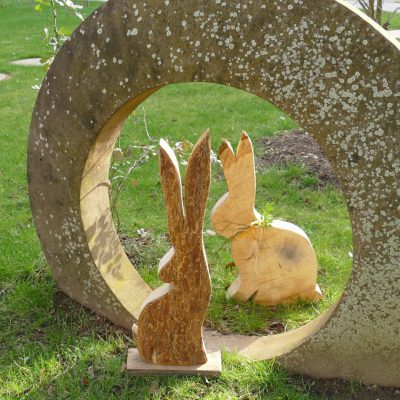 Osterhasen im Garten des Rudolf-Walter-Hauses