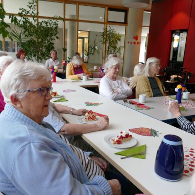 Bewohner:innen beim Erdbeer-Nachmittag