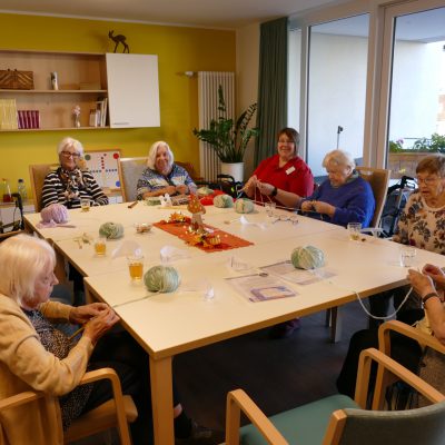 Bewohner:innen stricken für Aktion "Stricken gegen Gewalt - der längste Schal Deutschlands"